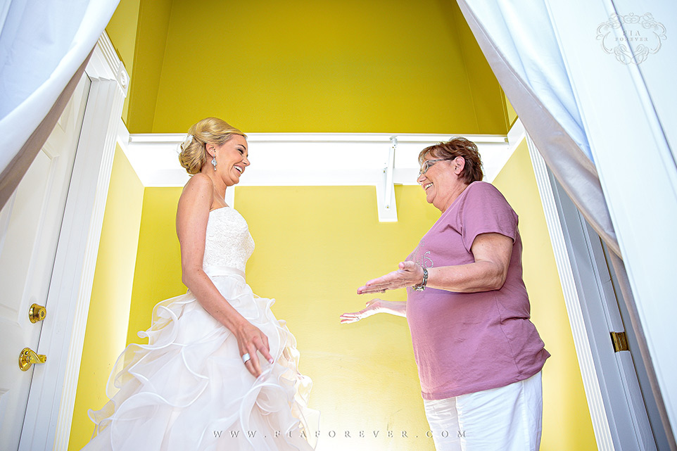 Brides-First-Look-with-Mom-photo-by-wedding-photographers-charleston-sc-Fia-Forever