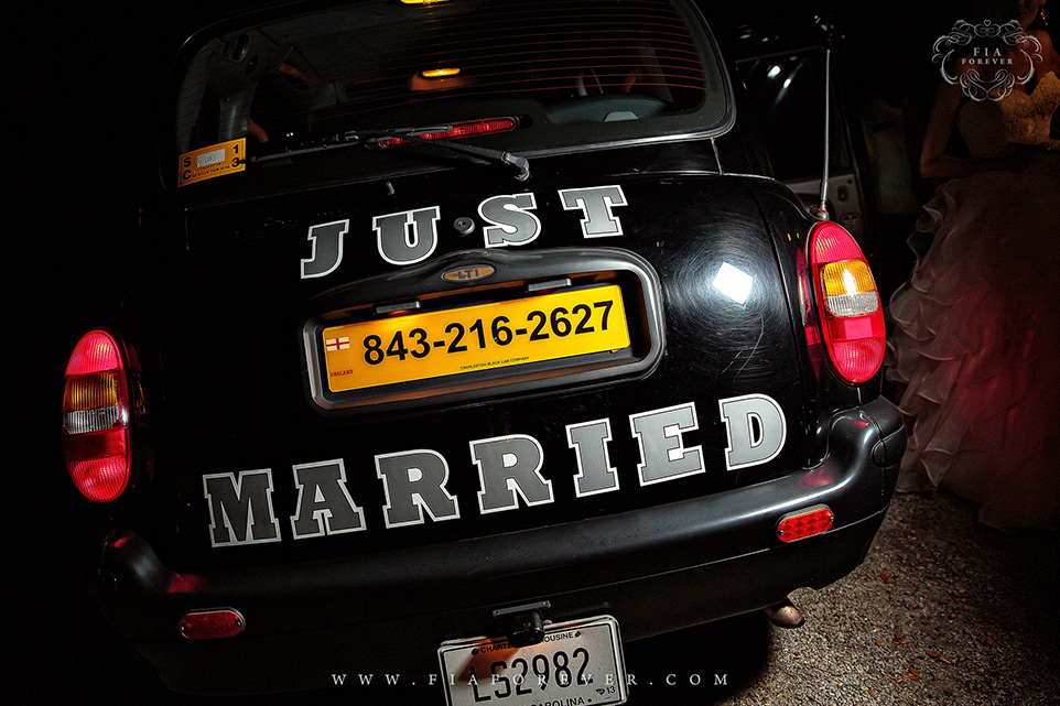 London-Cab-in-Charleston-for-Weddings-photo-by-wedding-photographers-charleston-sc-Fia-Forever